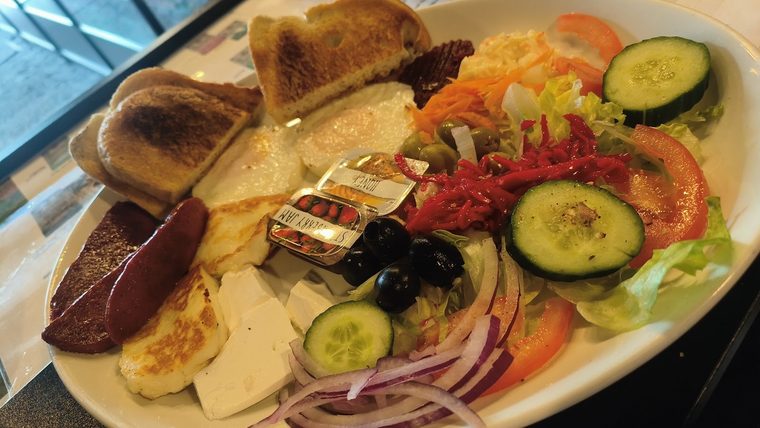 Halloumi mezze plate with pitta bread and olives